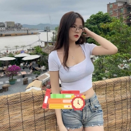 眼镜反差妹舔遍全身